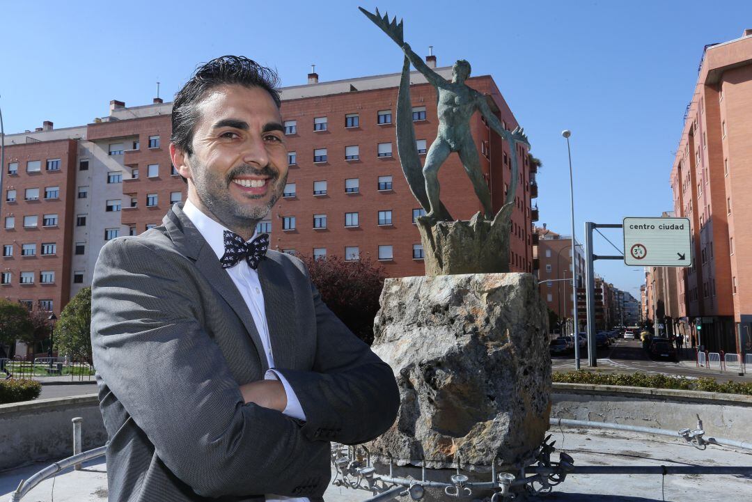 Manuel Dos Santos junto al monumento a los Artistas