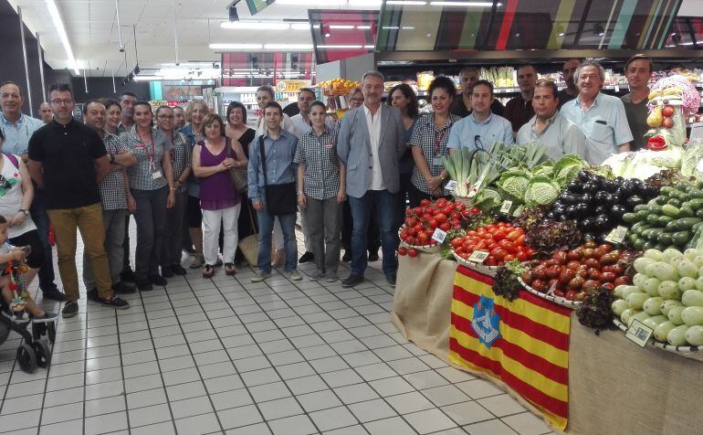 Los responsables de la cadena alimentaria posaron en el supermercado de Sant Lluís junto con los proveedores isleños.