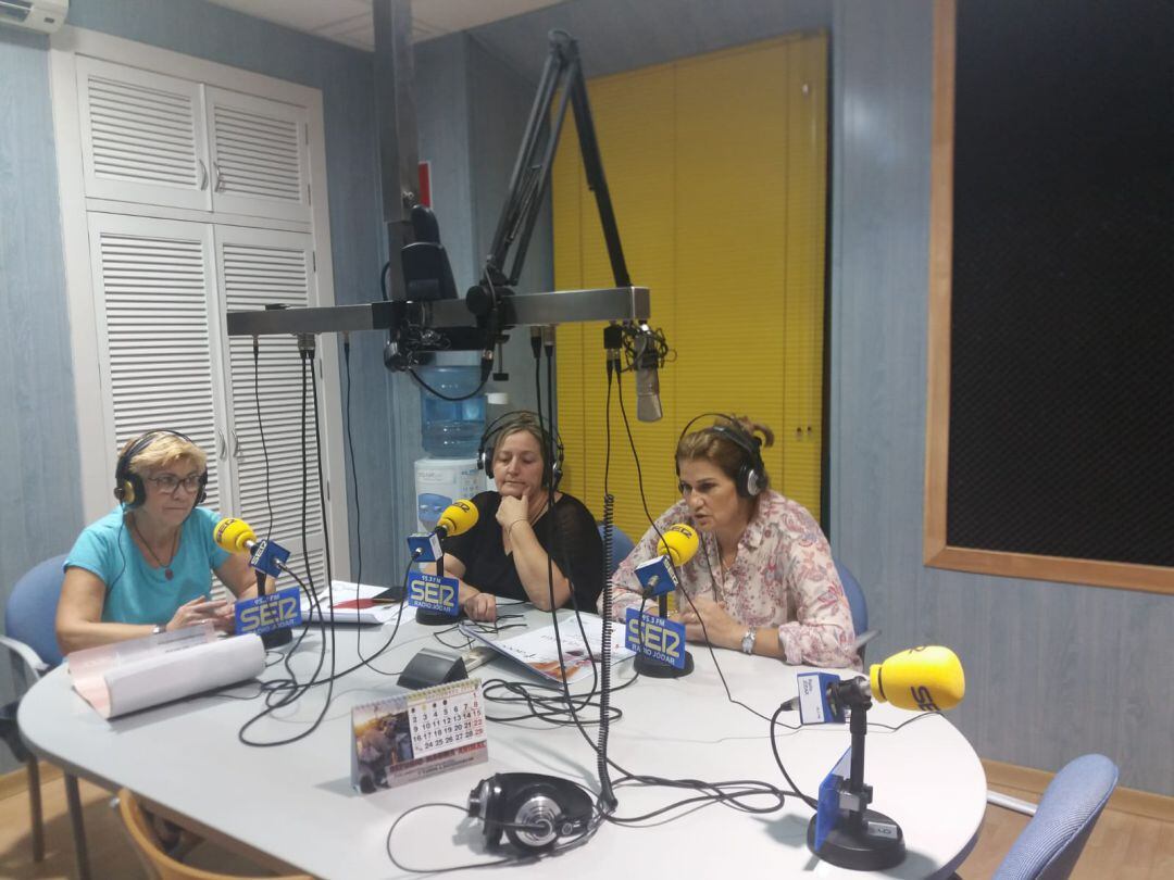 Momento de la entrevista a las tres integrantes de la Asociación Locla de Lucha Contra el Cáncer, de izquierda a derecha, Vicky García, Ignacia Linares y Mª Dolores Flores