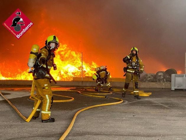 Efectivos de bomberos en el incendio de una fábrica de caucho en San Vicente