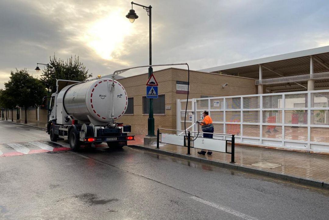 Un operario desinfectando en el acceso al colegio Miguel Hernández.