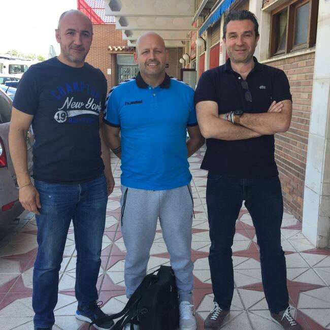 Fernando Latorre entre el Dtor. Dptvo. del Bm. Elda - C.E.E. Guillermo Tendro (I) y el Pte. Pedro Conca (D),