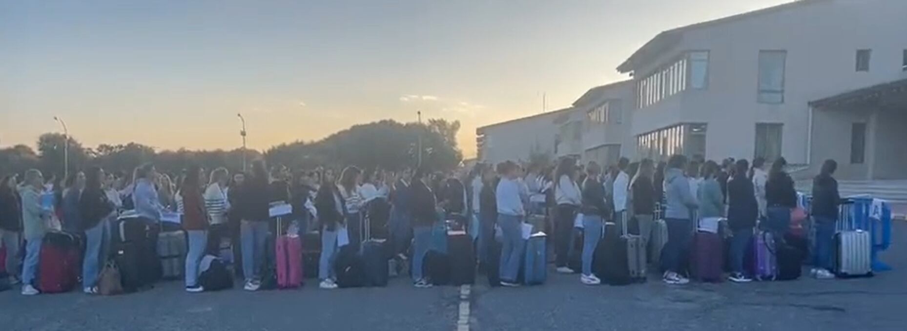 Alumnos accediendo a las instalaciones de la Escuela de Policía
