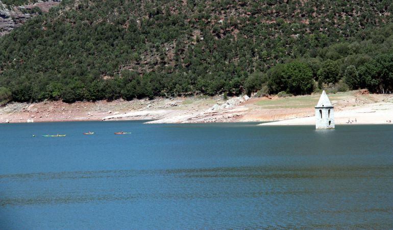 Alguns dels assistents del festival en activitats amb caiac al Pantà de Sau.