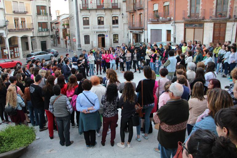 Más de 200 cuellaranos se concentran en la Plaza Mayor condenando la sentencia de &#039;La Manada&#039;