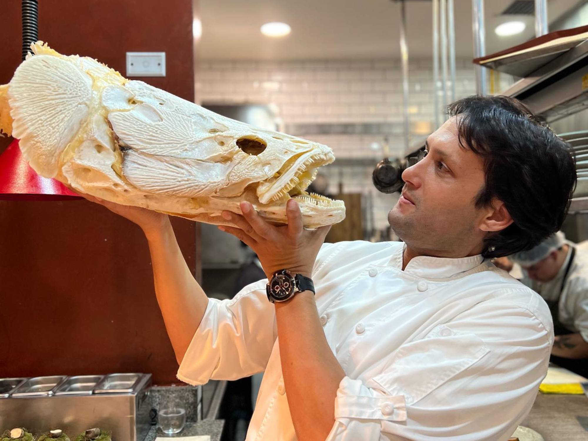 Jaime Pesaque, con la maqueta de una cabeza de paiche.