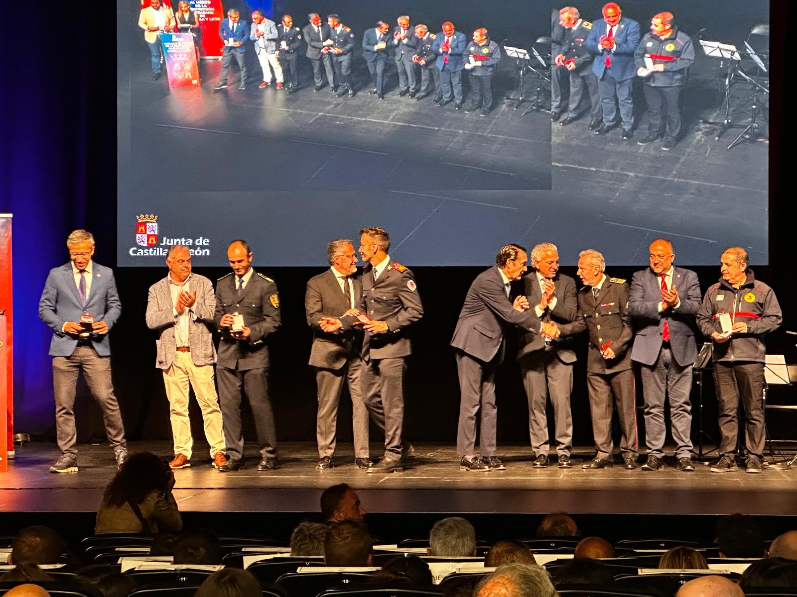 Javier Villena, responsable del servicio de Bomberos del Ayuntamiento de Palencia recibe el reconocimiento
