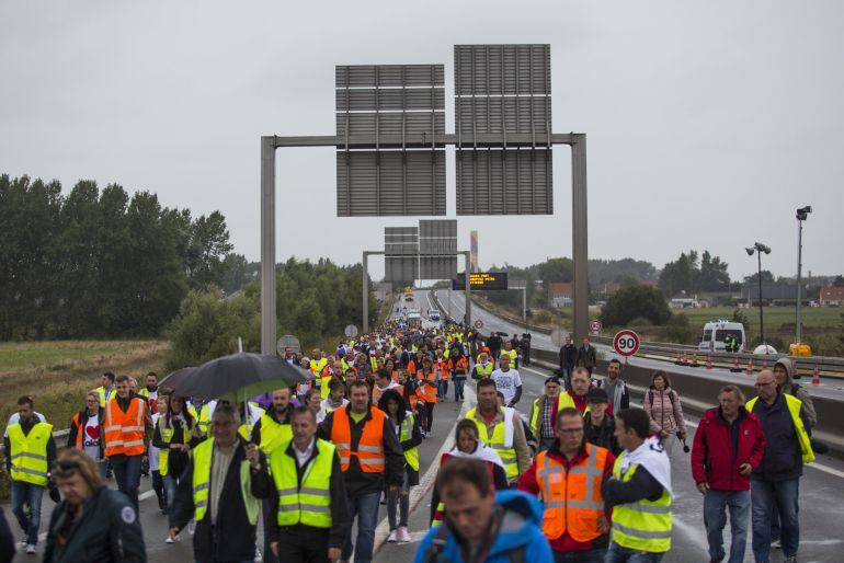 Comerciantes bloquean la principal carretera del puerto de Calais. 