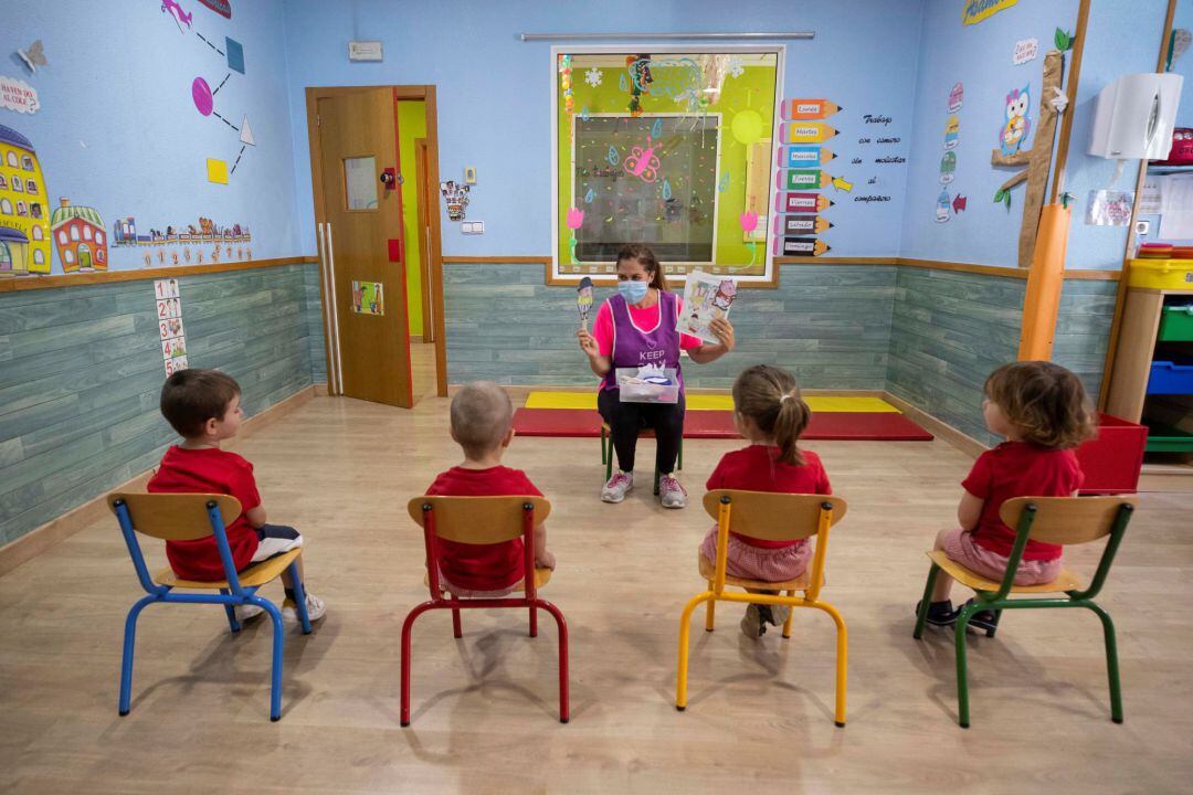 Una trabajadora de un centro de educación infantil