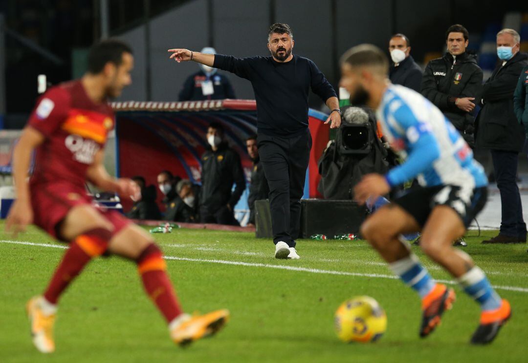 El Nápoles de Gattuso goleó a la Roma como homenaje a Maradona.