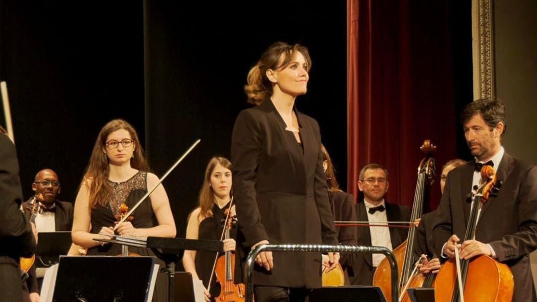 Vañó encima del escenario como directora de orquesta