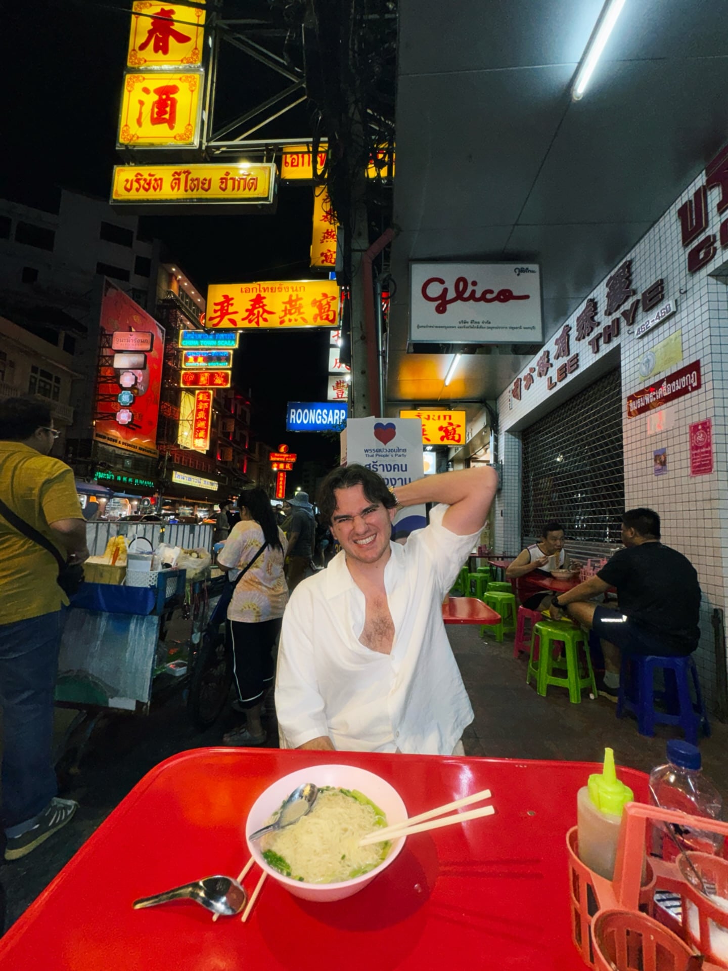 La canción nació durante un viaje a Tailandia, en un momento de calma y conexión personal.