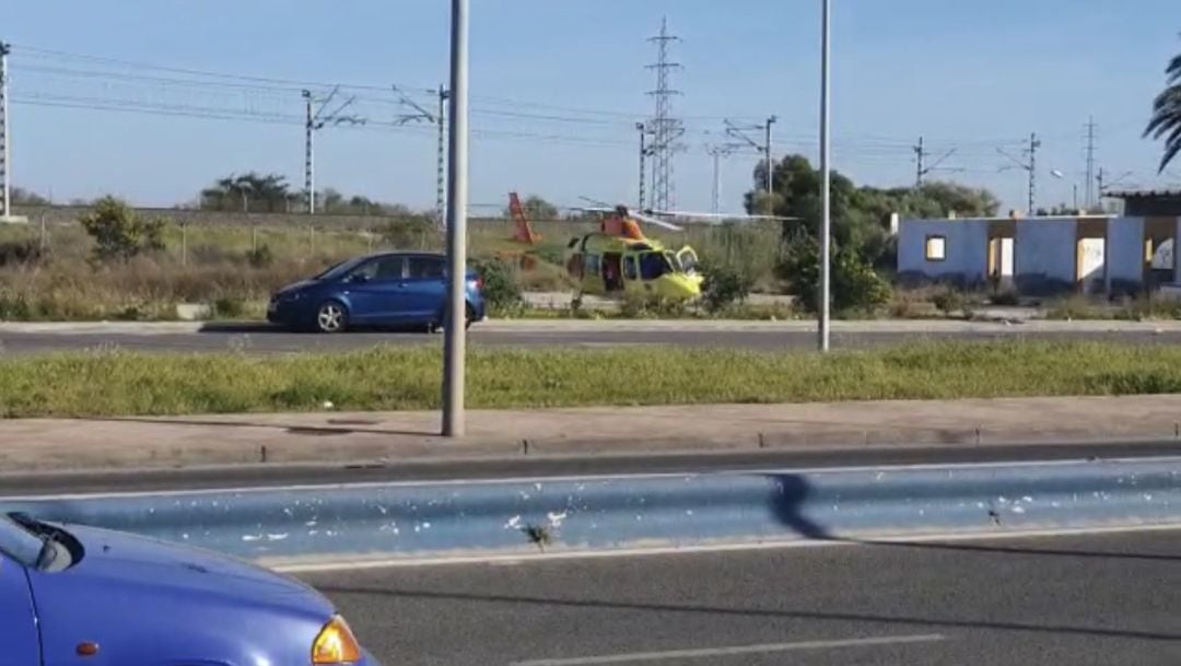 El helicóptero que ha acudido hasta el lugar del accidente, aterrizando en la Avenida de Europa