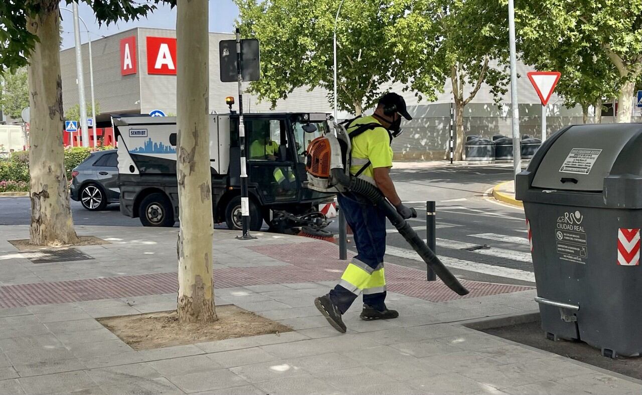 Equipo de limpieza en Ciudad Real tras el plan intensivo en el servicio