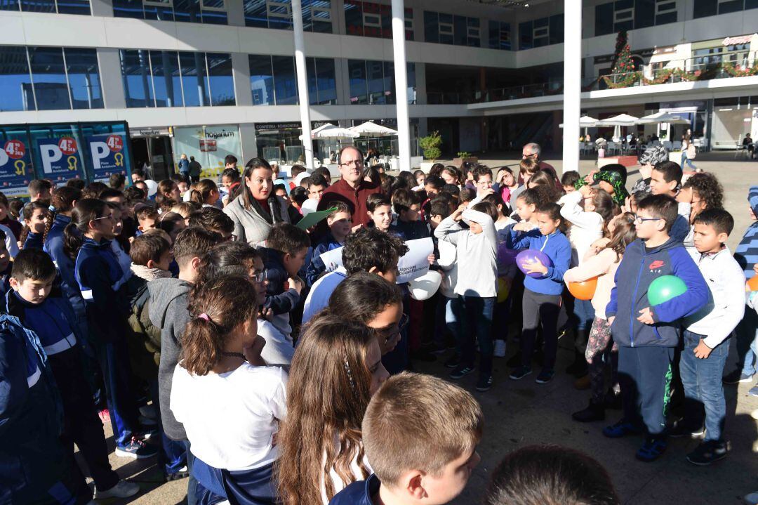 Un momento de la lectura del Manifiesto de Ciudad Educadora esta mañana en Plaza Andalucía de Algeciras.