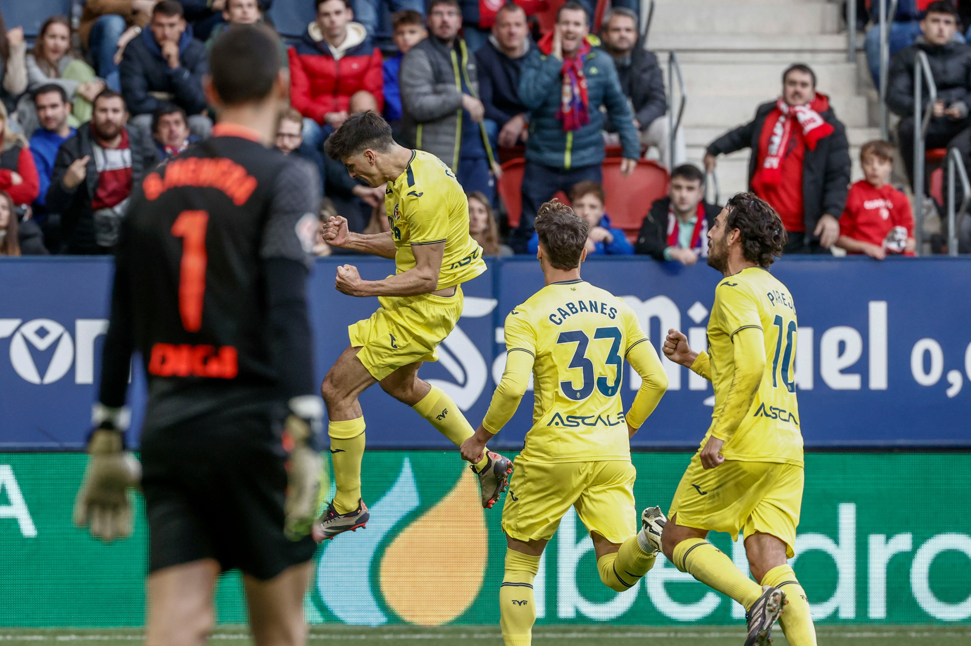 PAMPLONA, 24/11/2024.- Gerard Moreno (i), delantero del Villarreal celebra su gol ante el Osasuna, durante el partido de la jornada 14 de LaLiga disputado entre Osasuna y Villarreal este domingo en el estadio de El Sadar. EFE/Jesús Diges
