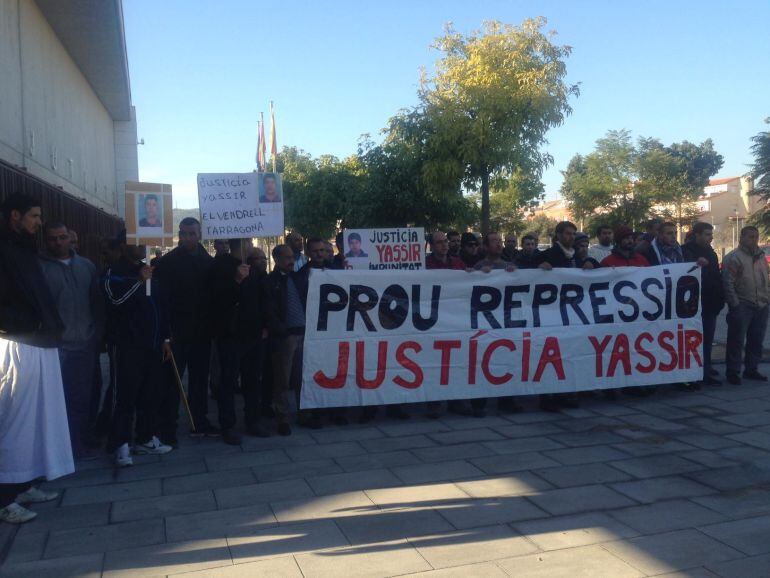 Concentració Grup Suport Justicia x Yassir als jutjats del Vendrell quan van declarar els Mossos imputats