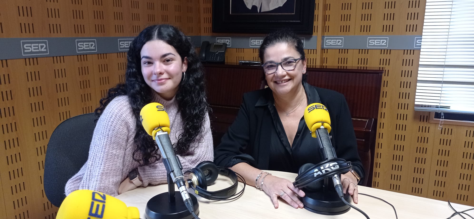 Ana Méndez Reino, jugadora del Civitas BB, y su madre Mercedes Reino Flores, histórica del baloncesto pacense.