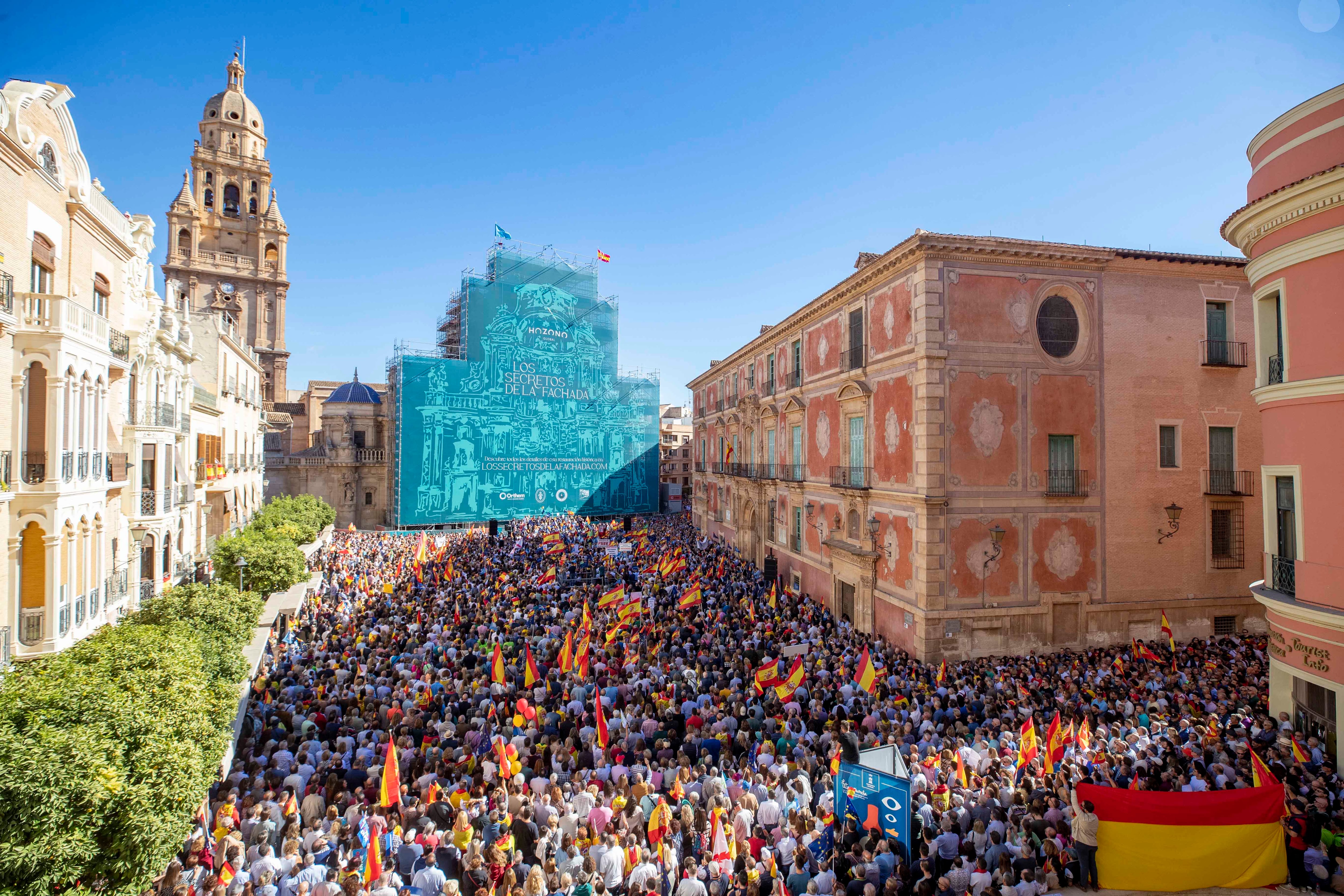 Vista aérea de la plaza del Cardenal Belluga de Murcia este domingo durante un momento de la concentración convocada por el PP en contra de la amnistía. EFE/Marcial Guillén