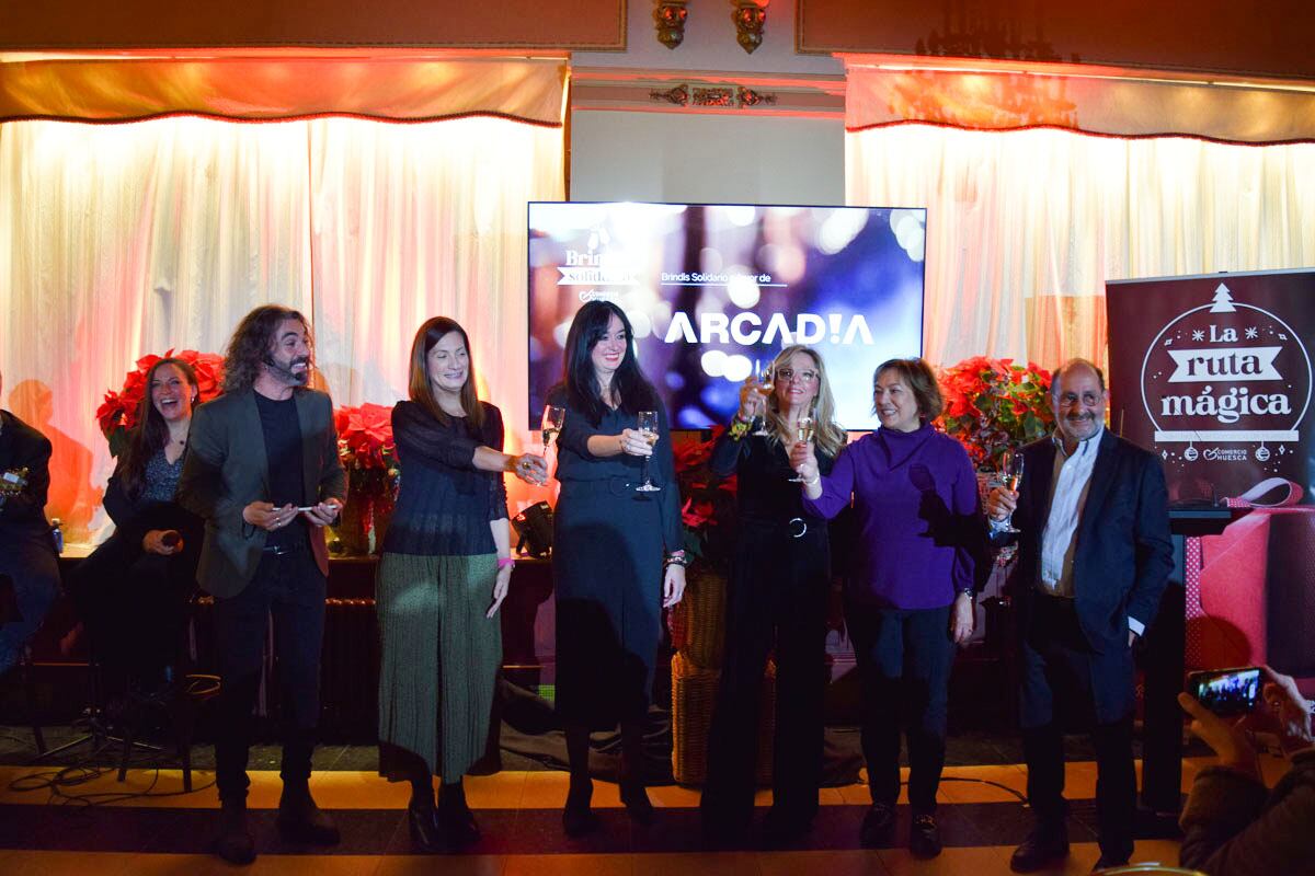 Momento del brindis solidario del comercio oscense