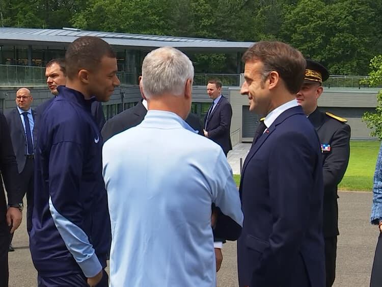 Kylian Mbappé y Emanuel Macron, juntos en la concentración de Francia