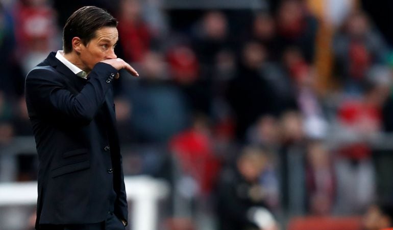 Roger Schmidt durante la dolorosa derrota ante el Dortmund.