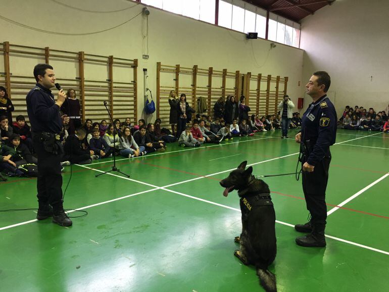 Exhibición de la unidad canina en el IES Sixto Marco