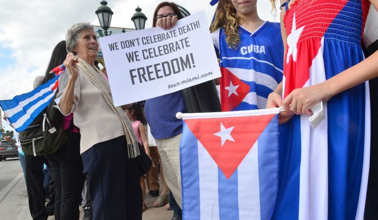 Varios cubanos participan en una manifestación para celebrar la muerte del líder cubano Fidel Castro frente al restaurante Versailles en el barrio de la Pequeña Habana, en Miami.