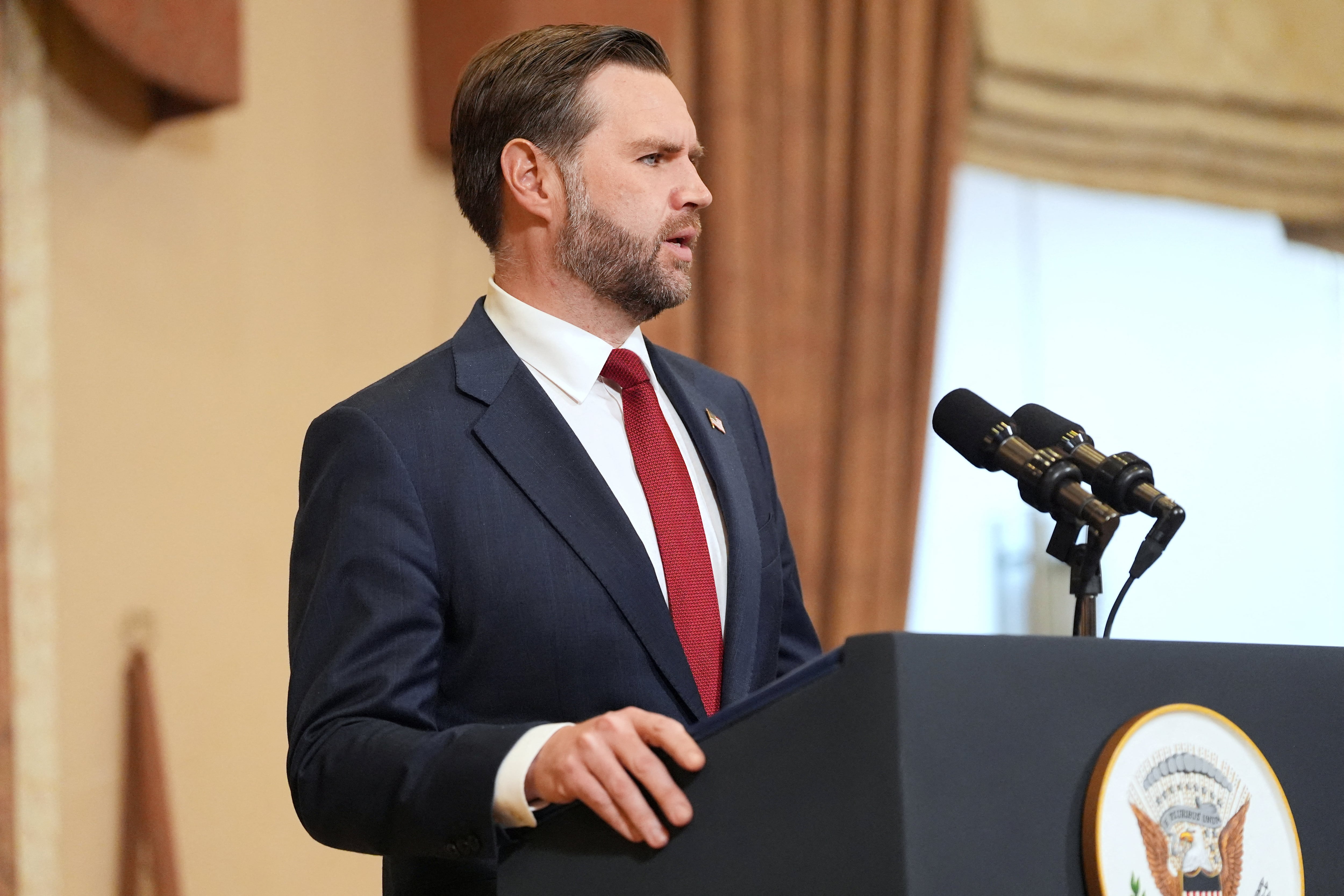 El vicepresidente de Estados Unidos, JD Vance, interviene durante una rueda de prensa tras reunirse con representantes de Pakistán e Irán, el domingo 12 de abril de 2026, en Islamabad (Pakistán). 