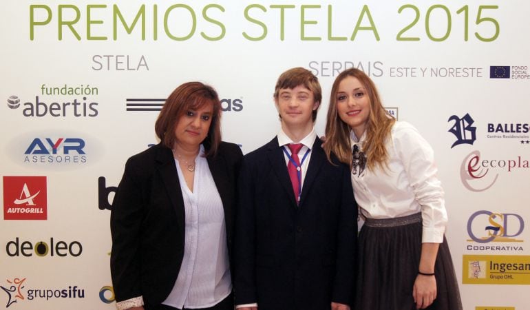 Virtudes Juez, Coordinadora de Servicios Generales de Sony Music, Emilio Cortés, trabajador, y Gema Molina, preparadora laboral, durante la entrega de los Premios Stela.