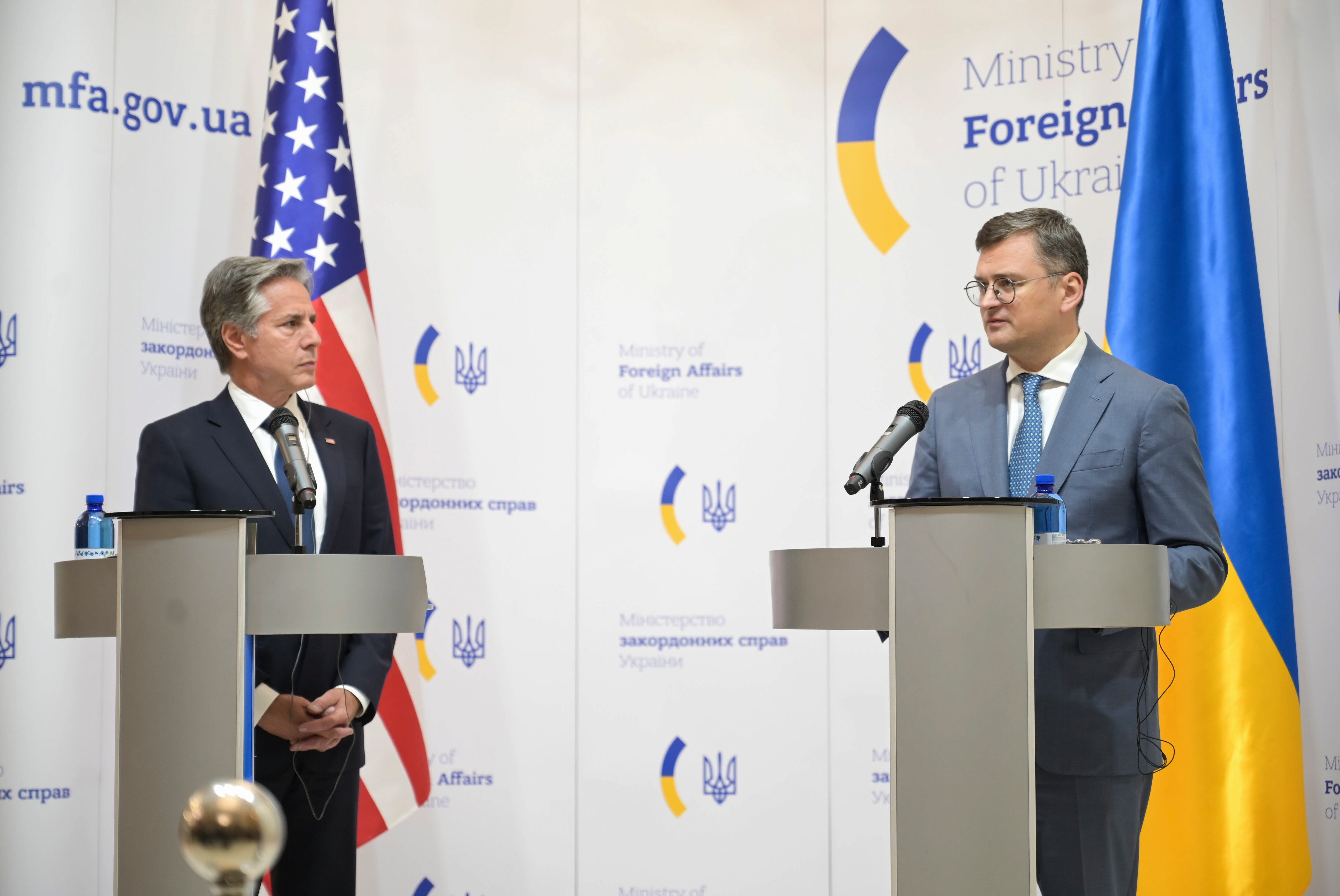 Antony Blinken junto al ministro de Defensa, Dmitro Kuleba, este miércoles en Kiev