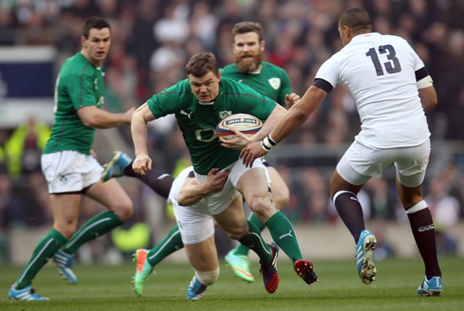 Brian O&#039;Driscoll intenta escapar de un placaje durante el Inglaterra-Irlanda.