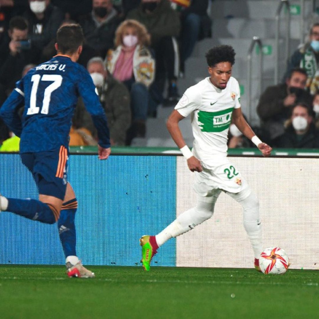 El jugador del Elche Mojica conduce el balón ante Lucas Vázquez