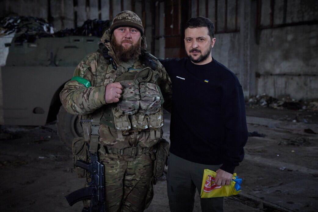 Zelenski posa junto a un soldado ucraniano que lucha en el frente de Bajmut