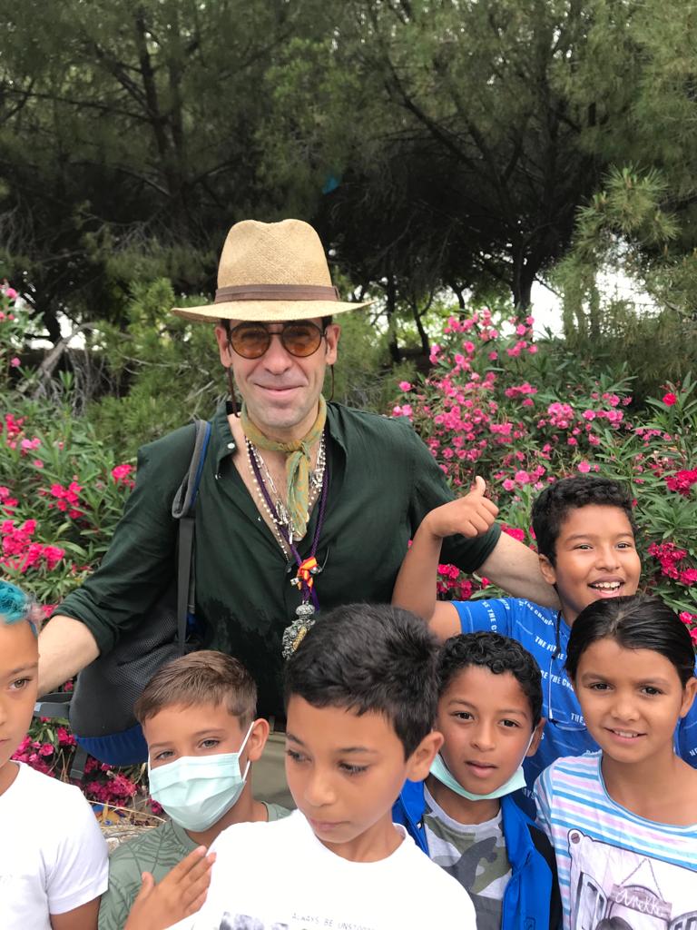 El tenor jerezano Ismael Jordi acompañado de niños del colegio de San Juan de Dios de Jerez