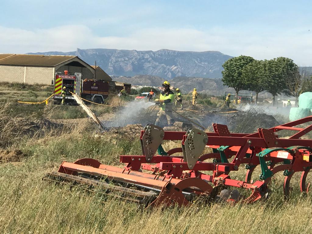 Los bomberos del Ayuntamiento de Huesca apagaban el fuego