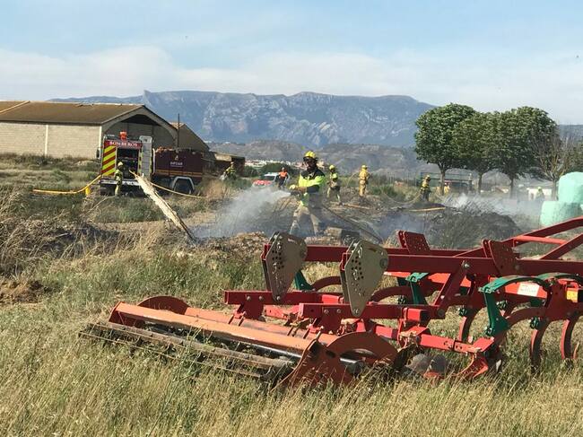 Los bomberos del Ayuntamiento de Huesca apagaban el fuego