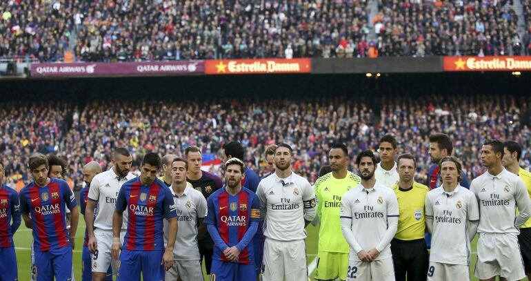 Los jugadores de Real Madrid y Barcelona posan justo antes del Clásico