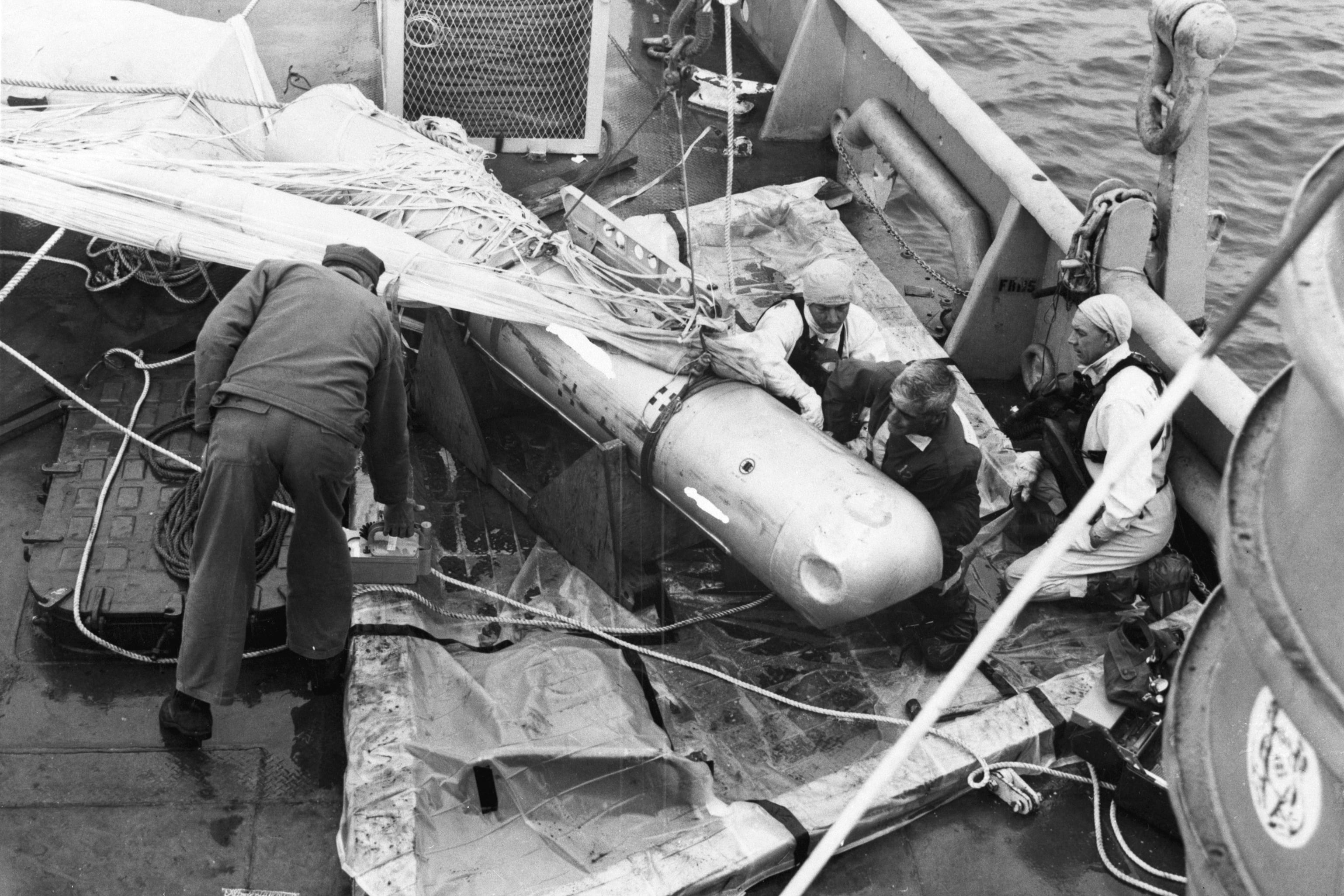 La tripulación del submarino 'USS Petrel' recupera del mar la bomba de hidrógeno el 7 de abril de 1966 en Palomares, España. Llevaba 81 días desaparecida. Bettmann Archive.