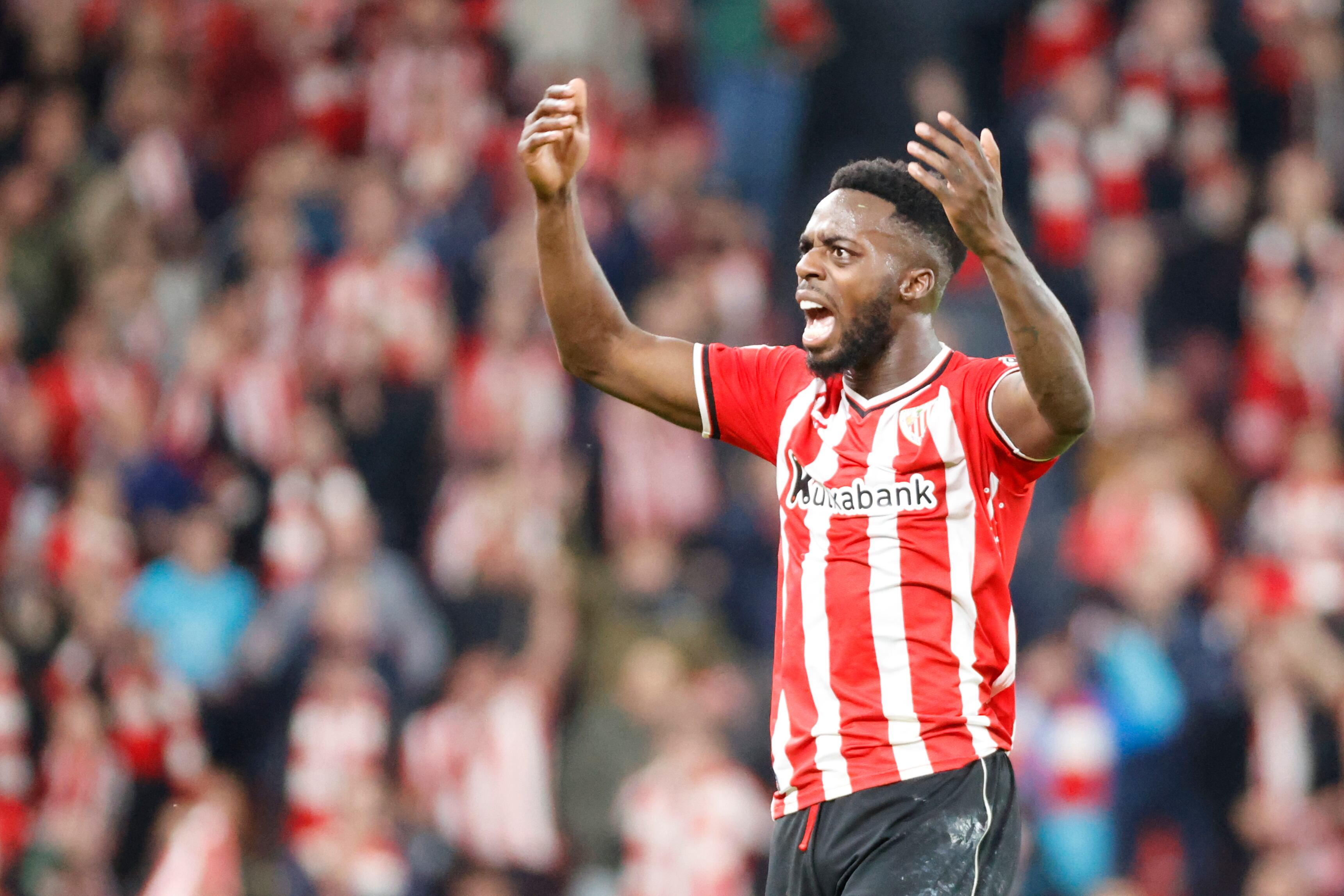 BILBAO, 24/01/2024.- El delantero del Athletic Iñaki Williams celebra con la afición durante el partido de los cuartos de final de la Copa del Rey de fútbol que Athletic Club y FC Barcelona disputan este miércoles en el estadio de San Mamés. EFE/Luis Tejido
