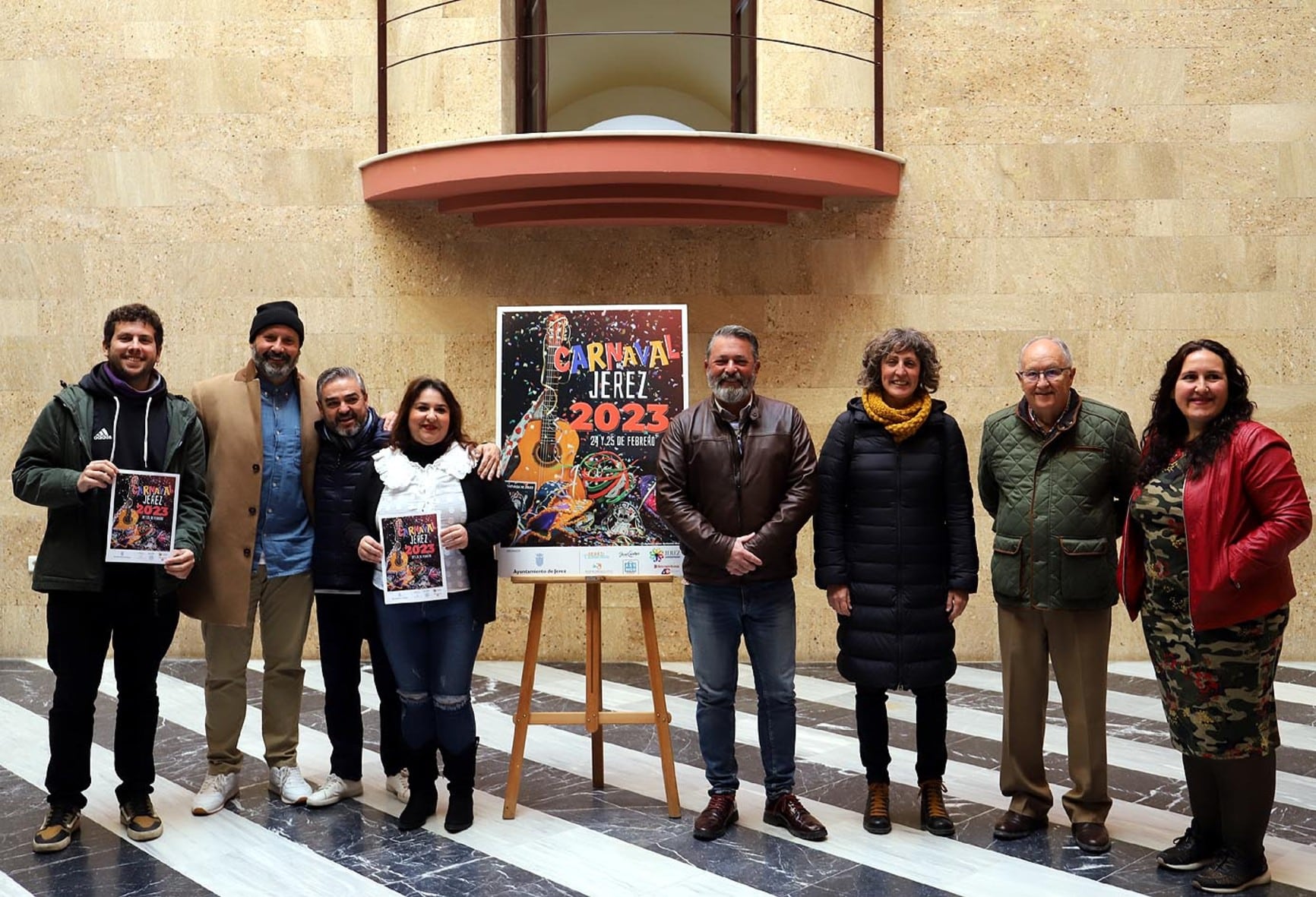 Integrantes del Gobierno local y de las organizaciones encargadas de conformar el carnaval durante la presentación del cartel / A.J