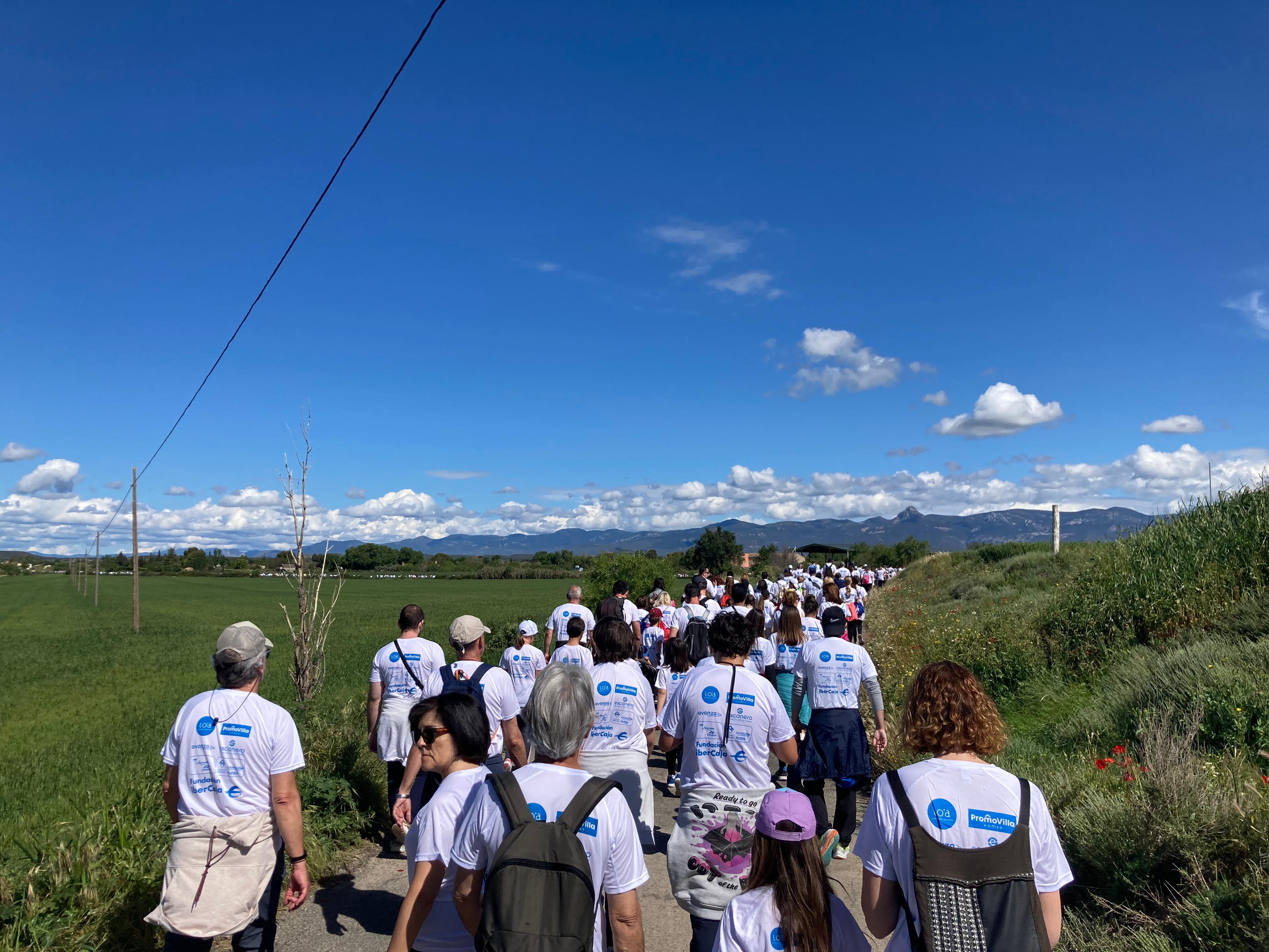 La &quot;marea blanca&quot; de la fiesta de la Marcha Aspace por los caminos alrededor de Huesca