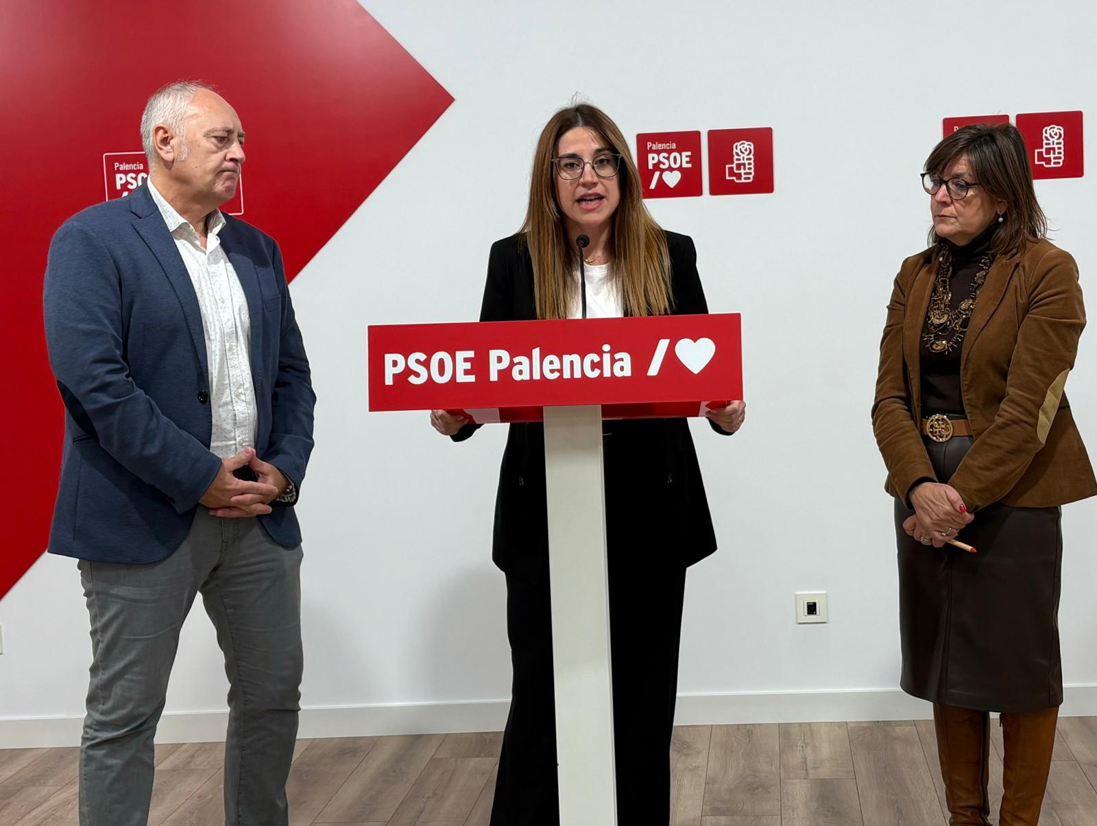 Jesús Guerrero, Cristina Párbole y Rosa Aldea en la rueda de prensa del PSOE