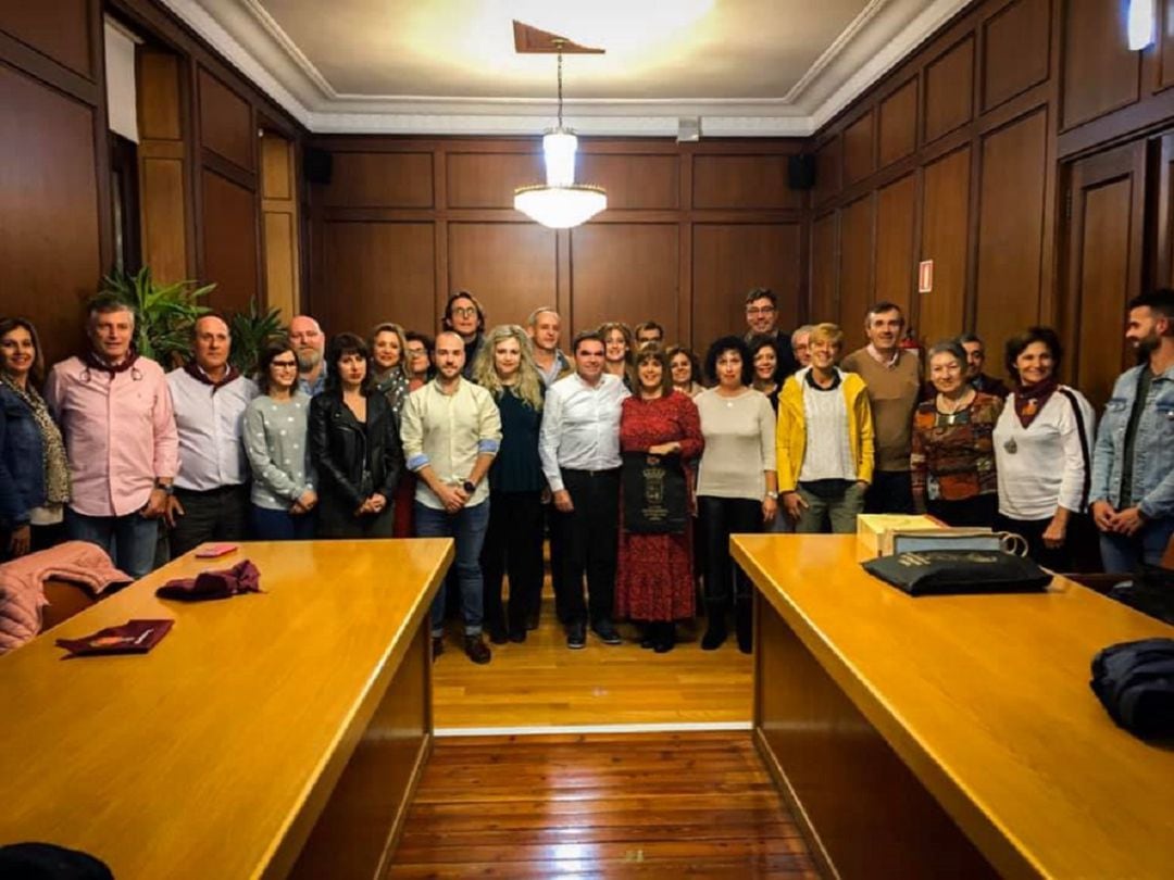 Foto de familia en el ayuntamiento de Trapagarán