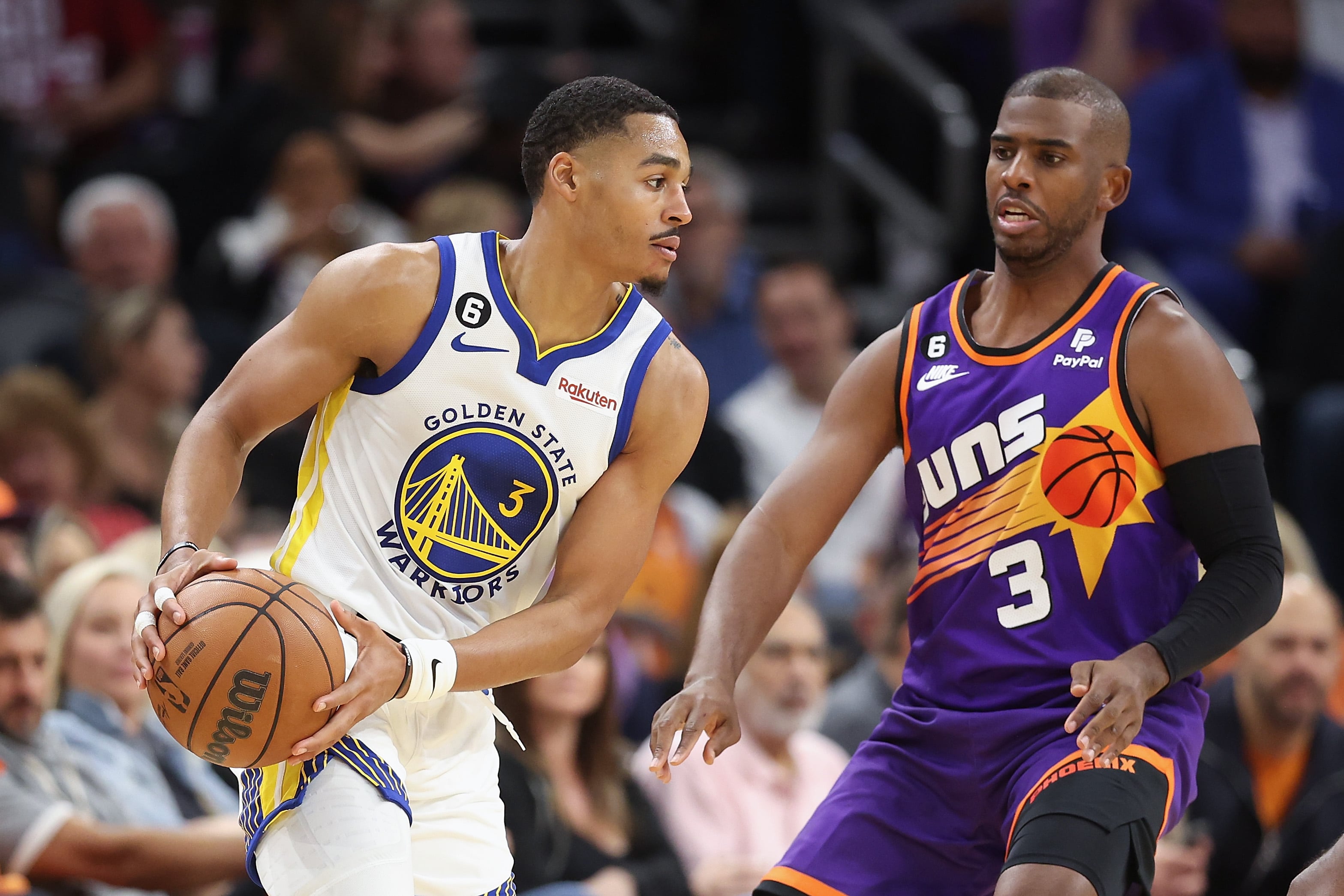 PHOENIX, ARIZONA - OCTOBER 25: Jordan Poole y Chris Paul, en un partido entre Golden State Warriors y Phoenix Suns.  (Photo by Christian Petersen/Getty Images)