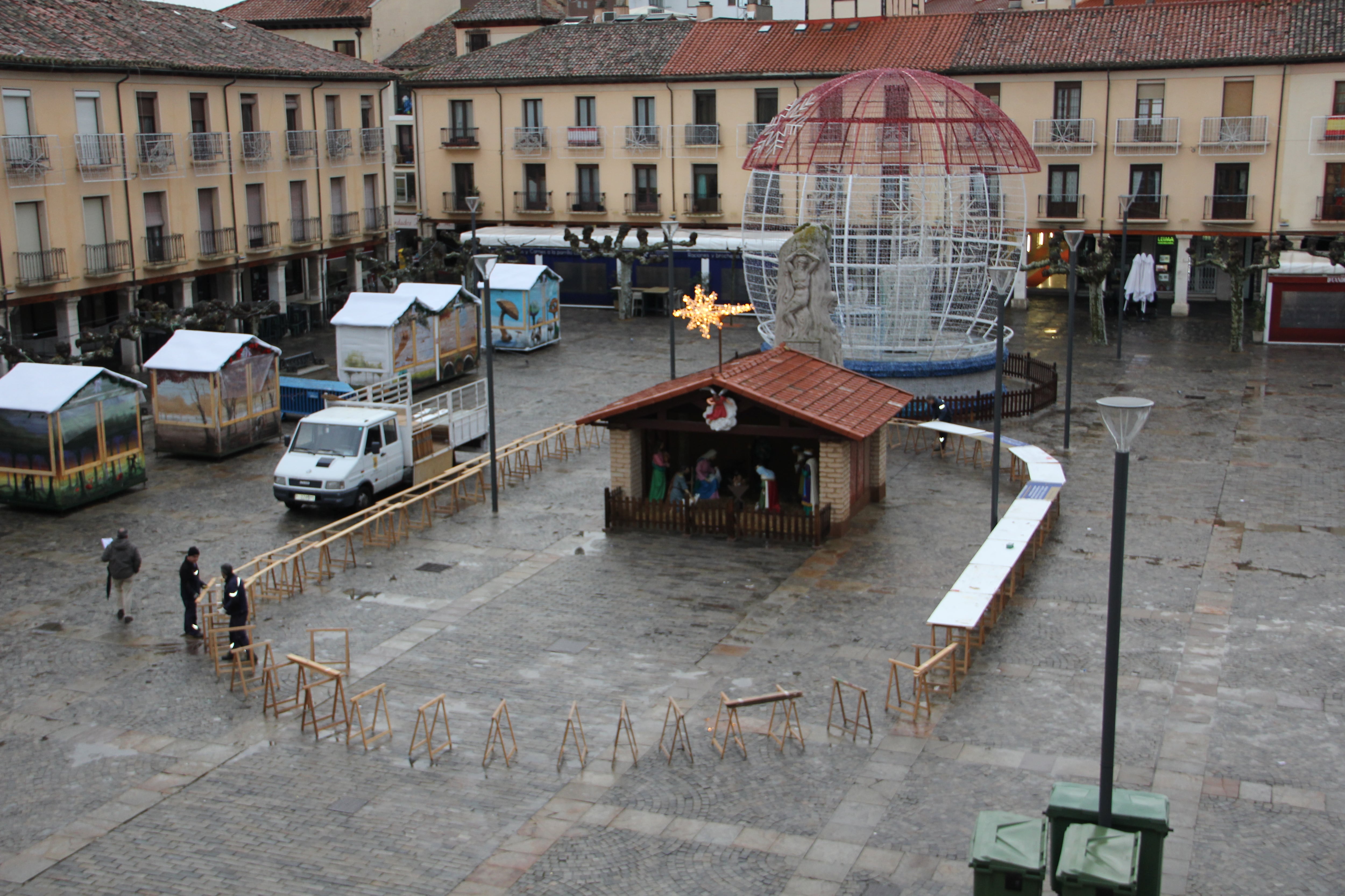 Montaje de las mesas en las que se repartirá el Roscón de Reyes en la Plaza Mayor de Palencia