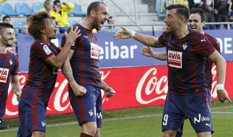 Ivan Ramis celebra con Inui y Enrich el gol del empate del Eibar