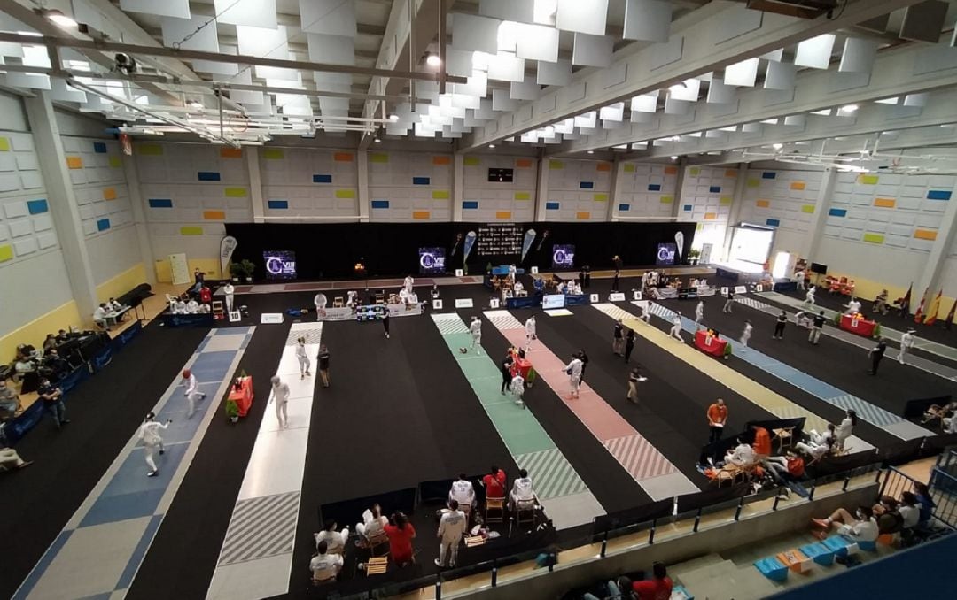 Panorámica del Polideportivo Los Nogales, de Roa, durante una de las tres jornadas del Campeonato de España de Esgrima Júnior y Sub23.