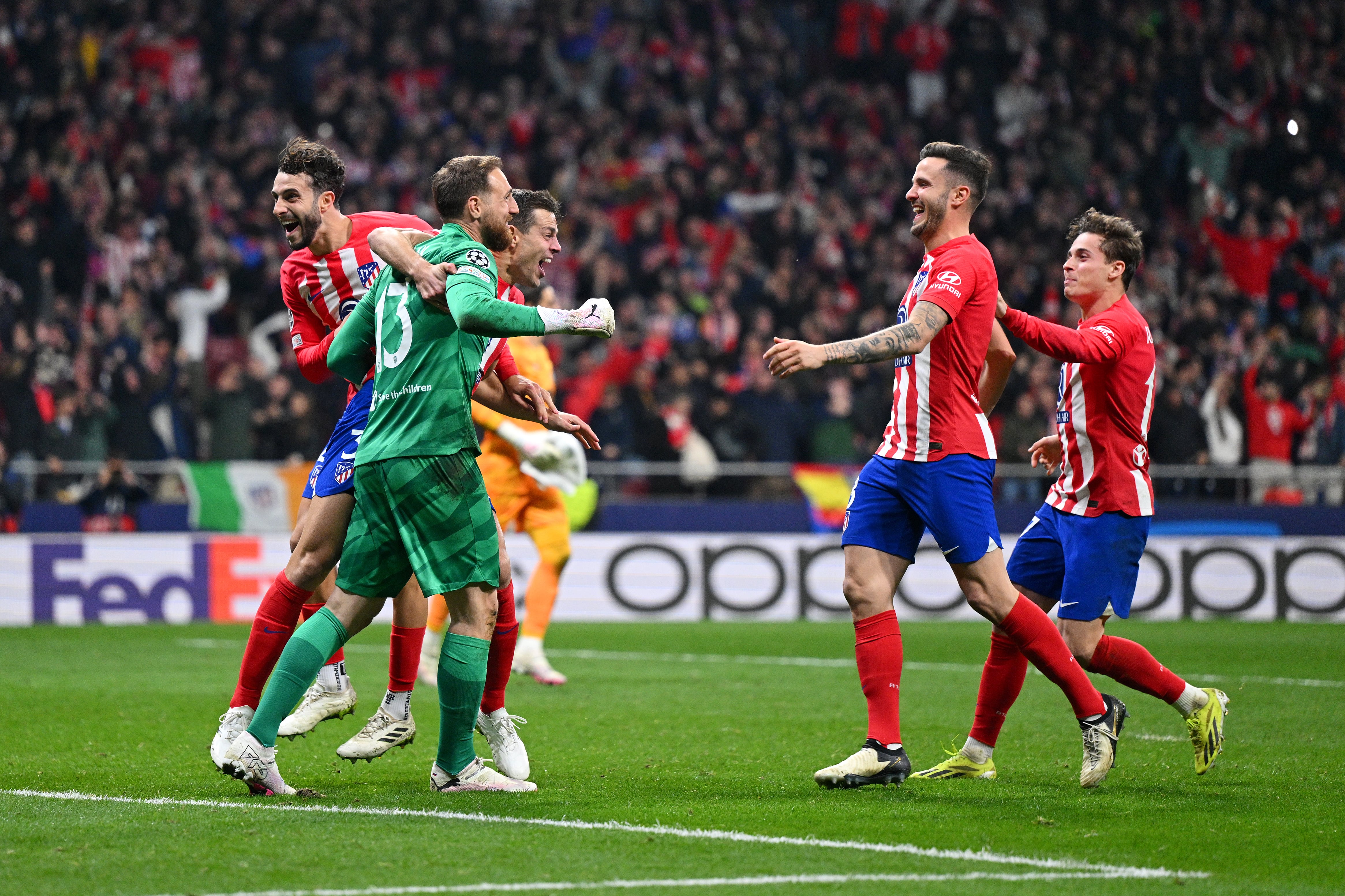 Jan Oblak celebra con sus compañeros el pase a los cuartos de final de la Champions League en el Metropolitano. (David Ramos/Getty Images)