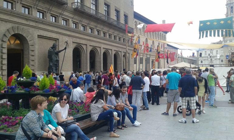 Ciudadanos a las puertas del Ayuntamiento de Zaragoza